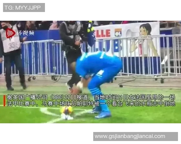 足球球星赛场边巧妙花式玩水瓶引发观众热烈讨论